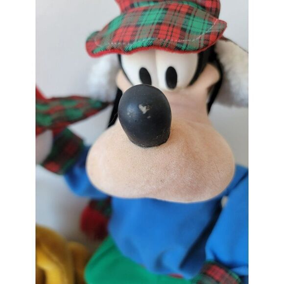 Santa's best goofy Pluto snowball fight animated motionette Xmas decor - Picture 8 of 16